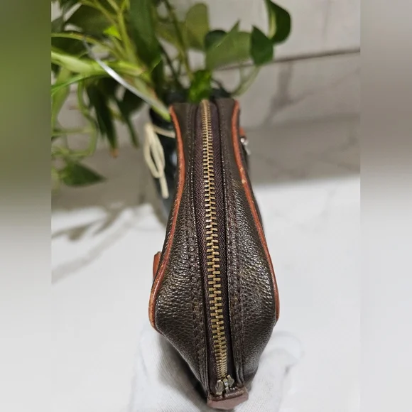 Louis Vuitton Brown Monogram Messenger Bag - Picture 3 of 11